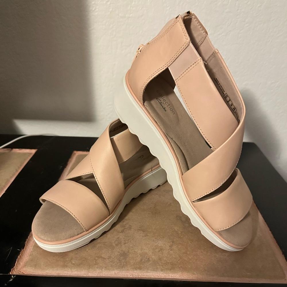 Clark’s Wedge Sandal in Tan